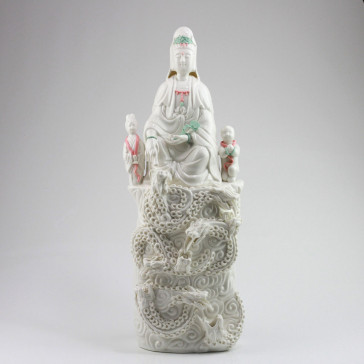 Kuan Yin Keramikfigur "9 Drachen", Porzellan weiß