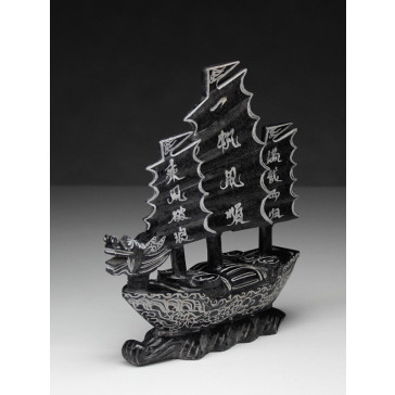 Steinskulptur "Drachenschiff"