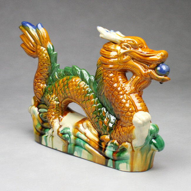 Glücksdrache Keramikfigur Tang-Stil mit Drachenperle Chinesischer Drache Long 