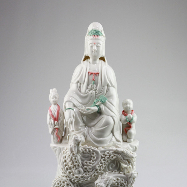 Porzellanfigur Guanyin auf Drachensockel Kwan Yin Statue Kuan Yin Statue weiß 