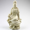 Blanc-de-Chine "Göttin der Barmherzigkeit", sitzende Guanyin Porzellanstatue