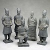 Terrakotta-Krieger Tonsoldaten Set mit Kaiser Qin, 22cm-Serie dunkel