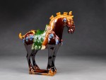 Tang-Pferd Parade (linksgewandt) - Pferdeskulptur aus Keramik
