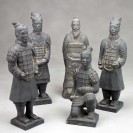 Terrakotta-Krieger Tonsoldaten Set mit Kaiser Qin, 22cm-Serie dunkel