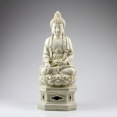 Buddha Amitabha "Der Heilende", Blanc-de-Chine Porzellanfigur