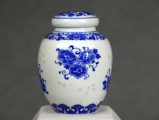 Teedose Reiskorn-Porzellan oval "Drei Chrysanthemen" Keramik mit Aromaverschluss 