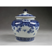 Chinesische Vase "Schmetterlige im Blütenmeer" Deckelvase blau weißes Porzellan