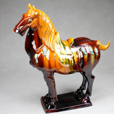 Tang-Pferd "Kraft", linksgewandt - Pferdeskulptur aus Keramik braun