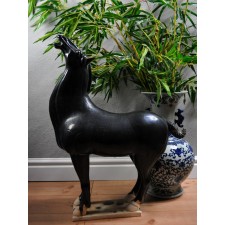 Tang-Pferd "Stolz - Obsidianschwarz" Keramik Pferd