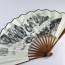 asiatische Berglandschaft mit Kiefern