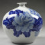 Kugelvase "Lotusblüte", Porzellan blau-weiß