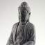 Steinfigur "Buddha Amitabha" mit Glückssymbol "Swastika"