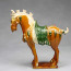 Tang-Pferd Parade, hell (linksgewandt) - Pferdeskulptur aus Keramik