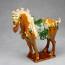 Tang-Pferd Parade, hell (linksgewandt) - Pferdeskulptur aus Keramik